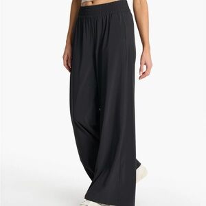 NWOT Vuori Villa Wideleg - Short